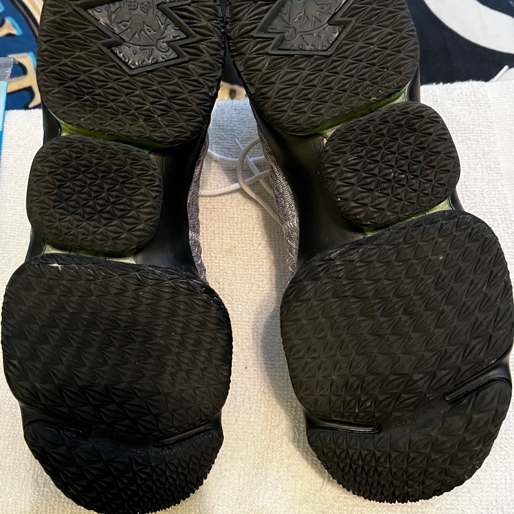 Nike LeBron 15 Size 12. - Picture 5 of 5